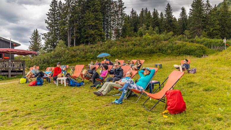 Randonneurs dans une cabane sur la tournée du Mont Blanc