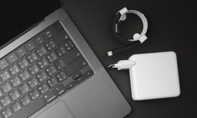 Vous pouvez charger votre iPhone avec un chargeur MacBook, mais est-il sûr de le faire?