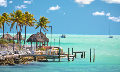Une escapade pittoresque dans les Florida Keys a de magnifiques plages et récifs pour faire de la plongée en apnée
