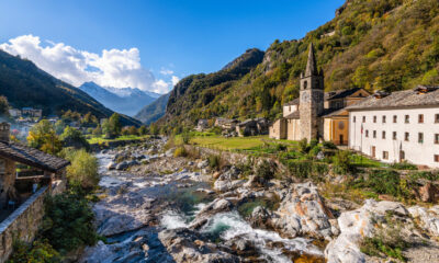 Une charmante ville médiévale dans les Alpes italiennes offre une évasion de conte de fées européenne unique