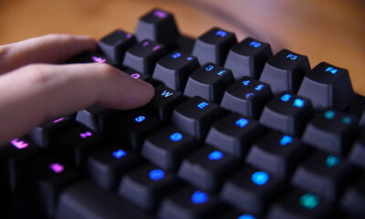 Quels sont les commutateurs de clavier optiques et quels avantages offrent-ils aux joueurs?