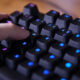Quels sont les commutateurs de clavier optiques et quels avantages offrent-ils aux joueurs?