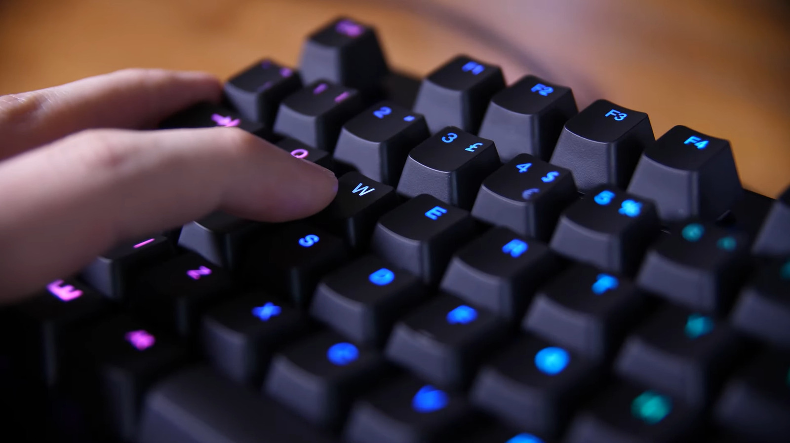 Quels sont les commutateurs de clavier optiques et quels avantages offrent-ils aux joueurs?