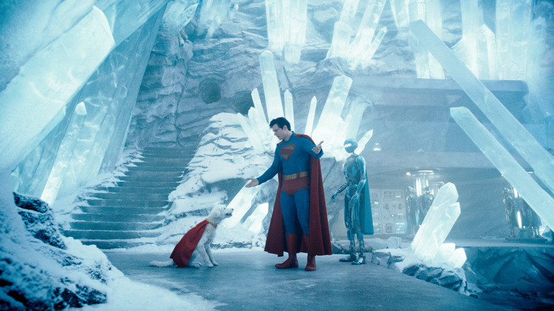 Krypto regarde Superman tandis qu'un robot les regarde à Superman (2025)