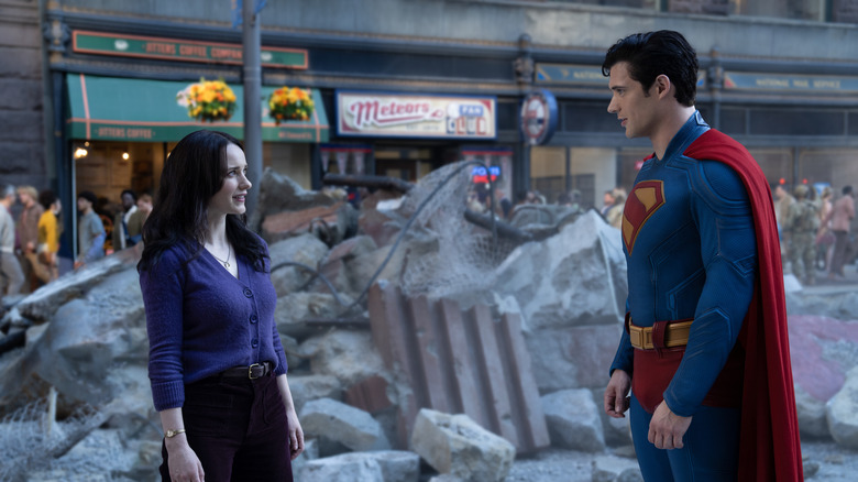 Lois Lane et Superman se tiennent devant quelques décombres à Superman (2025)