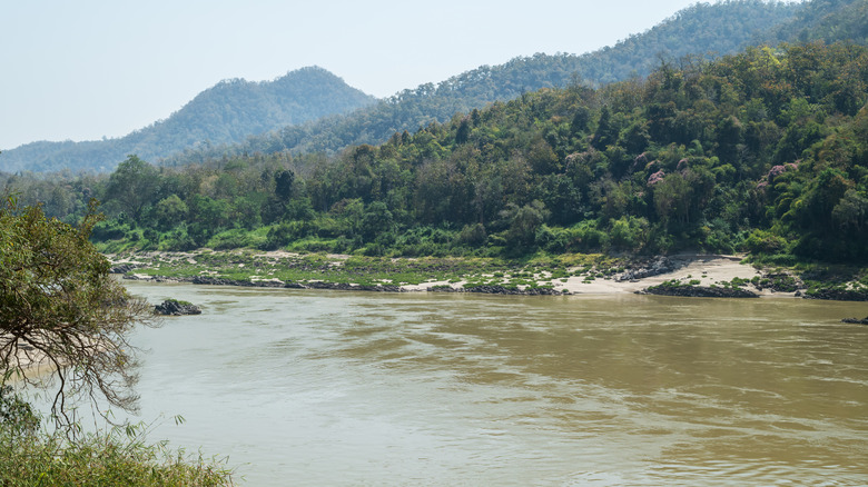 Rivière Salween à la frontière de Thaïlande / Myanmar