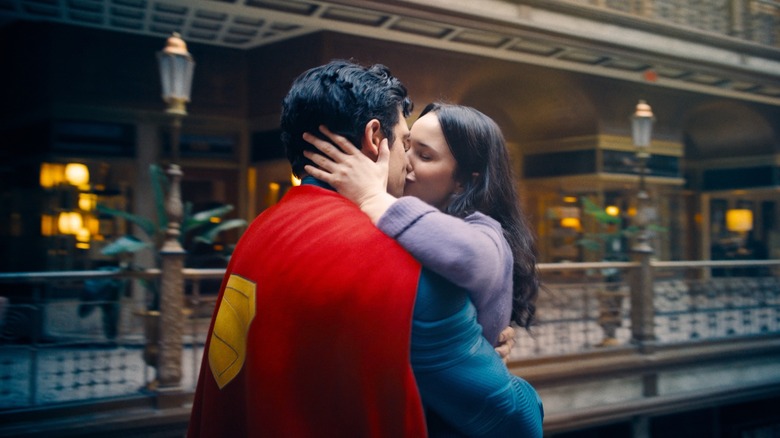 Superman de David Corenswet et Lois Lane de Rachel Brosnahan s'embrasse dans les airs à Superman