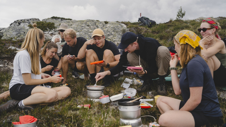 Groupe de randonneurs mangeant