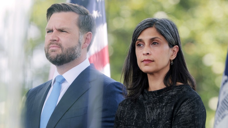 Usha Vance assise à côté de JD Vance
