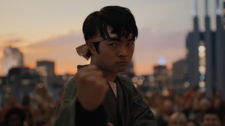 Li fond de frappant une pose dans Karate Kid: Legends