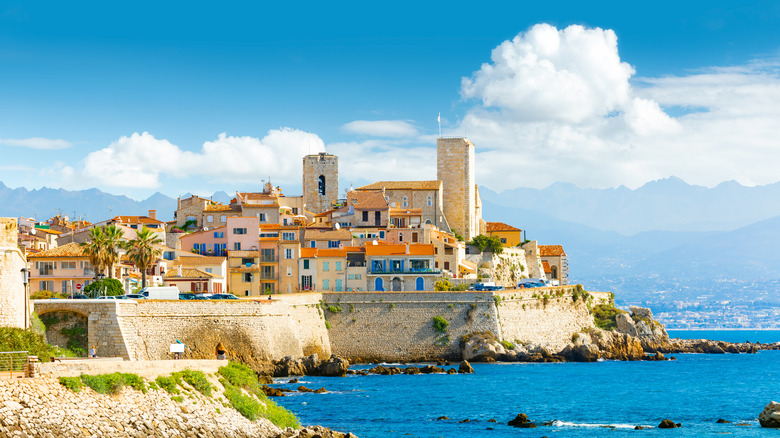 Centre historique d'antibes sur un promontoire rocheux qui dépasse la mer
