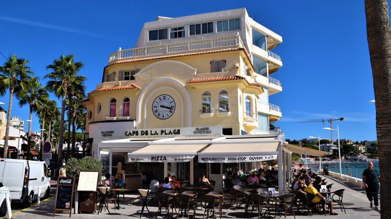 Les gens du restaurant Seaside Promenade avec un ciel bleu clair