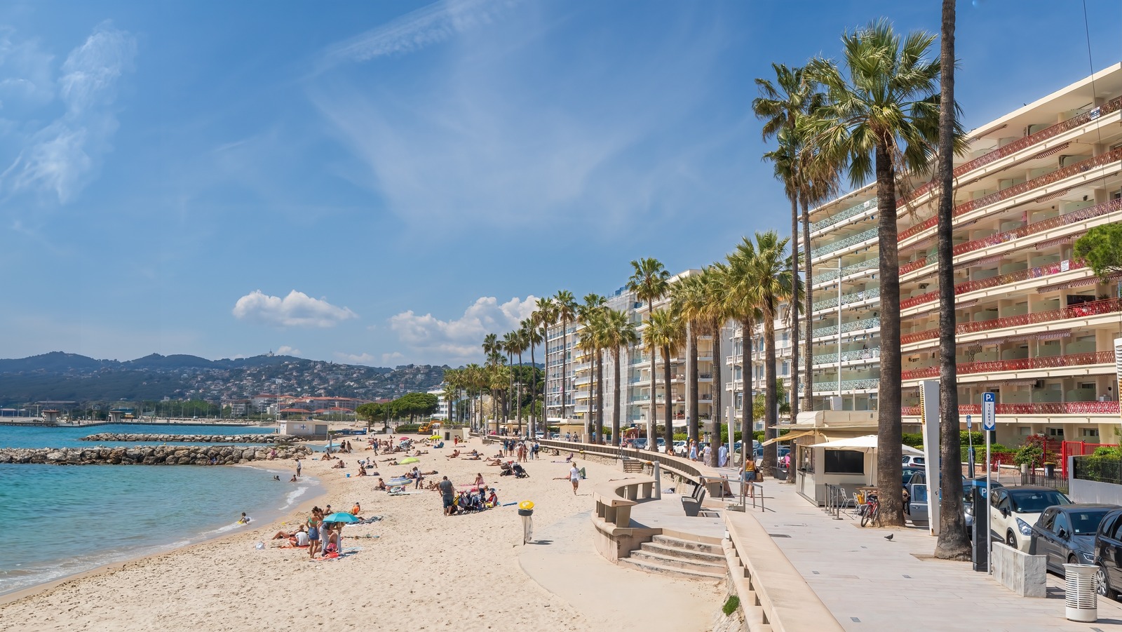 Situé entre Nice & Cannes est une superbe ville côtière en France avec un charme à l'ancienne