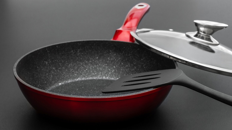 casserole et spatule antiadhésive