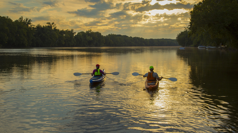 Deux kayakers au coucher du soleil