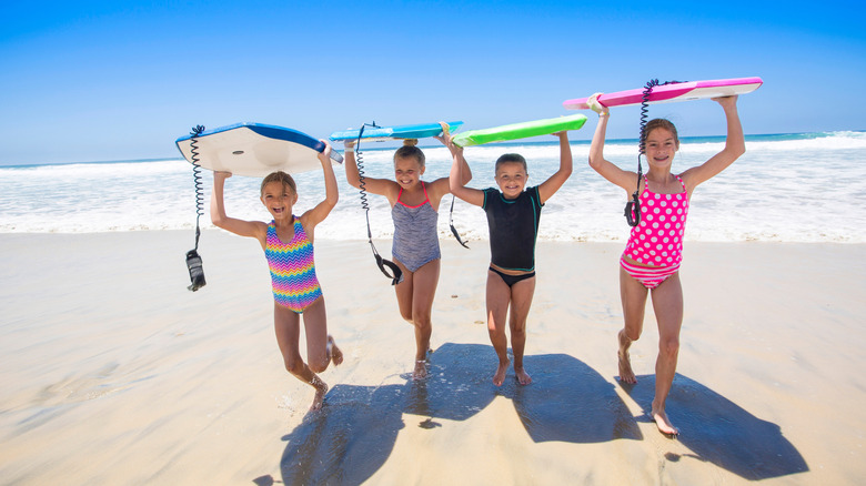 enfants avec des panneaux de carrosserie