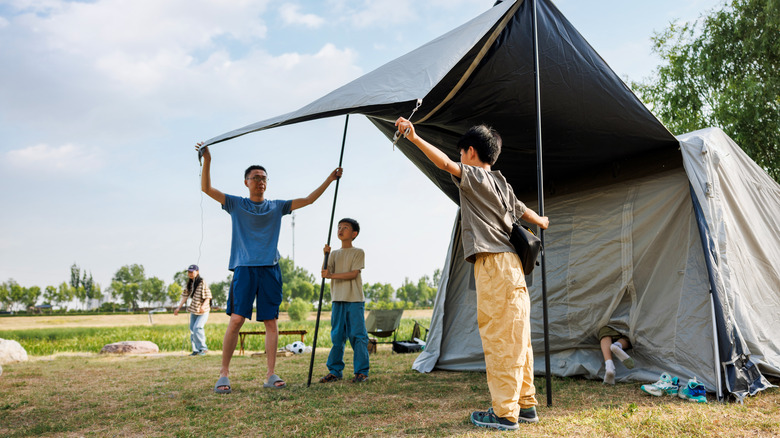 tente de mise en place de la famille