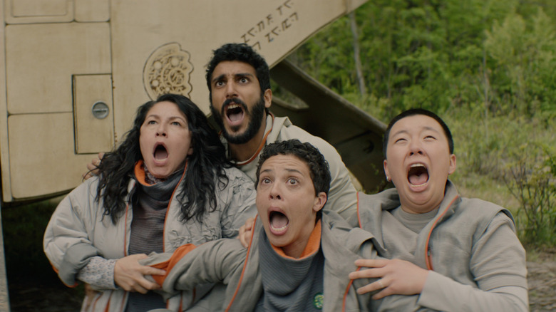 Tamara Podemski comme Bharadwaj, Akshay Khanna comme Ratthi, Tattiawna Jones comme Arada et Sabrina Wu comme pin-lee sur Murderbot