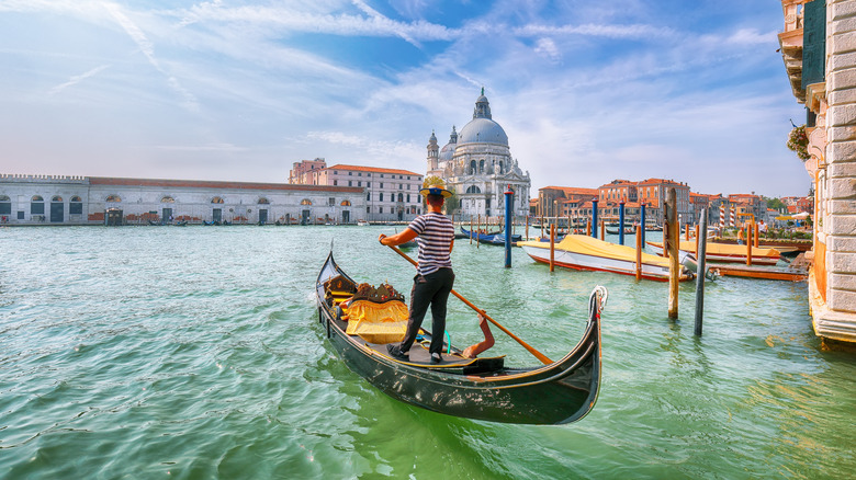 Gondolier traversant Venise