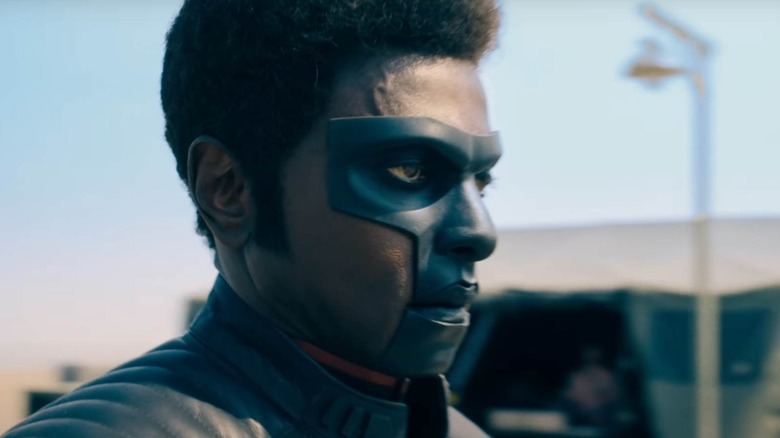 M. Terrific se regardant sur le côté