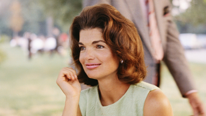 Jackie Kennedy assis à l'extérieur