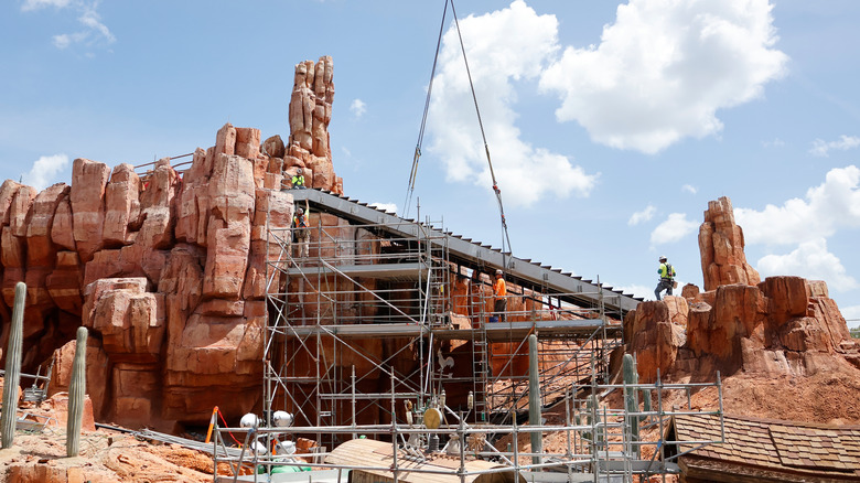 Travaux de construction sur Big Thunder Mountain Railroad à Disney World
