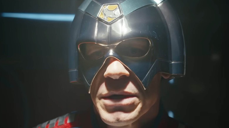 Peacemaker s'est assis dans une pièce sombre