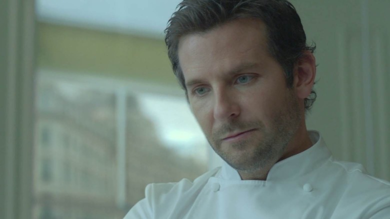 Bradley Cooper à Burn en regardant vers le bas
