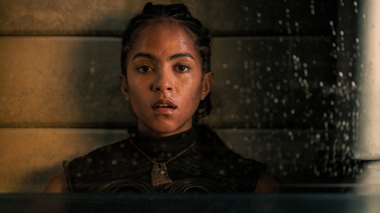 Gaal a l'air choqué de l'intérieur d'une chambre cryosleep dans le fond de teint