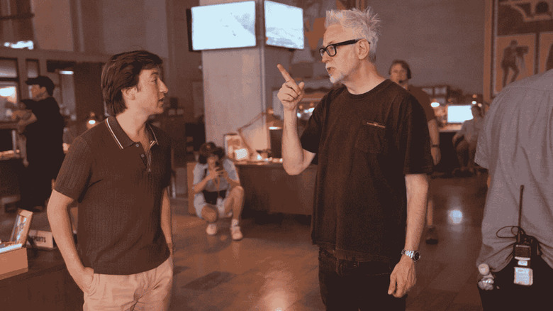 James Gunn enseigne à Skyler Gisondo comment jouer à Jimmy Olsen sur le tournage de Superman