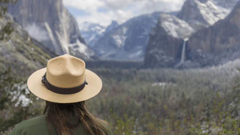Ranger du parc national regarde la vue