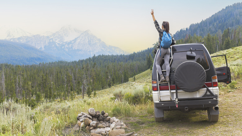 un camping-car solo surplombant les montagnes