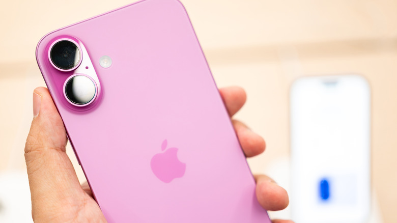 iPhone 16 affiché dans un magasin.