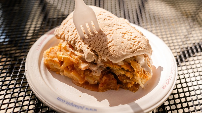 Une tranche de tarte aux pommes à Julian