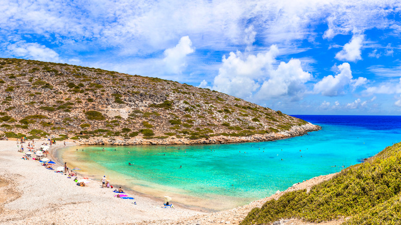 Une plage de Cove à distance avec de l'eau bleu-vert