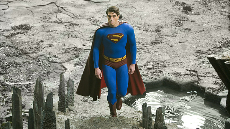 Brandon Routh en tant que Superman marchant dans un paysage stérile à Superman revient