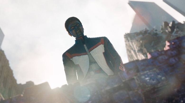 Edi Gathegi comme M. Terrific regardant Superman dans le cratère de Metropolis à Superman
