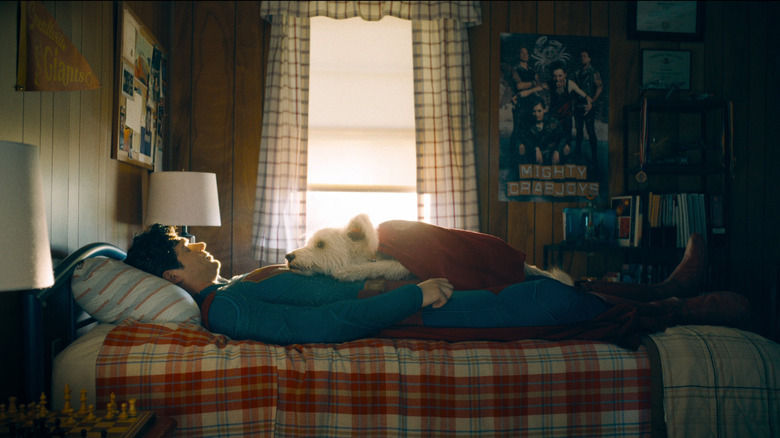 David Corenswet en tant que Superman allongé avec Krypto dans son lit à Superman