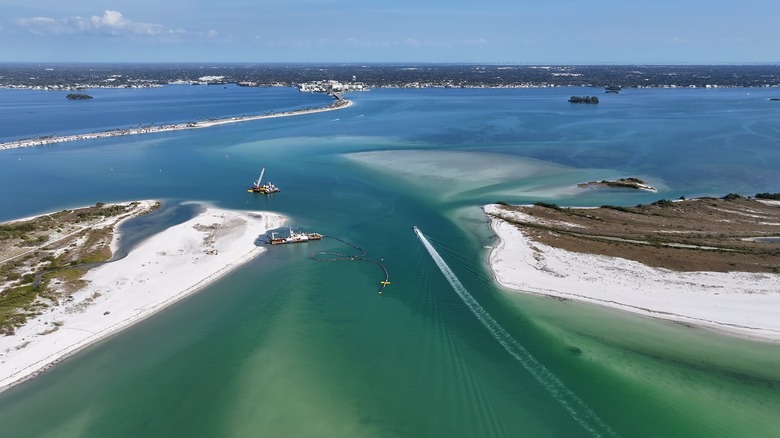 Vue aérienne de deux îles avec de l'eau qui coule entre les deux