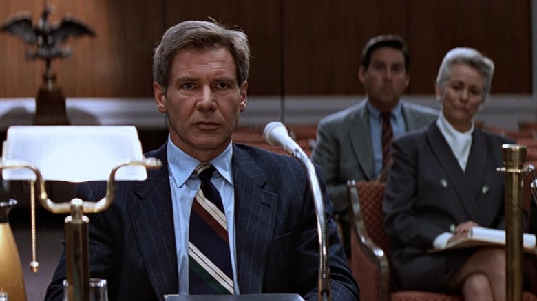 Jack Ryan donnant un dépôt devant un micro en danger clair et présent