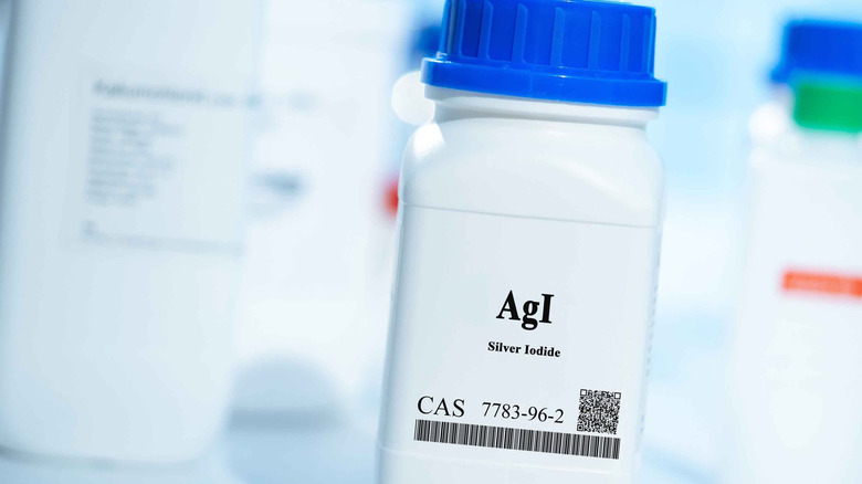 Une bouteille blanche scellée d'iodure d'argent avec un capuchon bleu