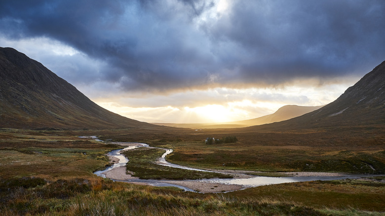 Glen Coe au lever du soleil avec une rivière au premier plan