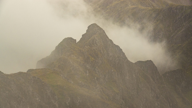 Brume couvrant la crête d'Aonach Eagach