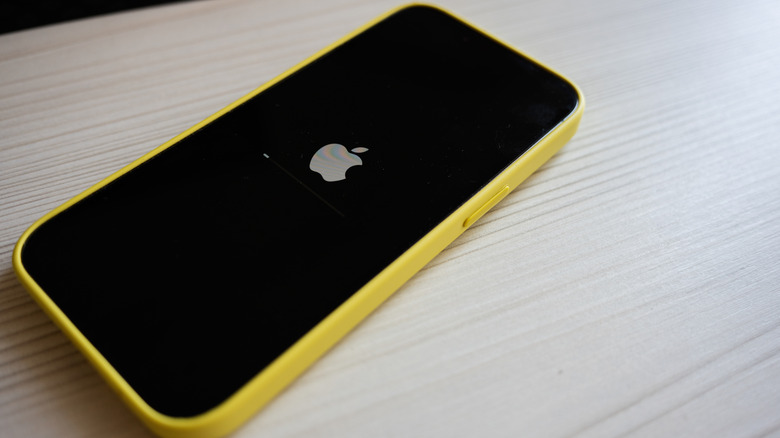 Un iPhone redémarrant, le logo visible à l'écran.