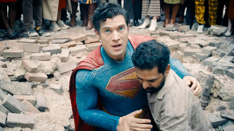 Un passant aidant Superman à Superman