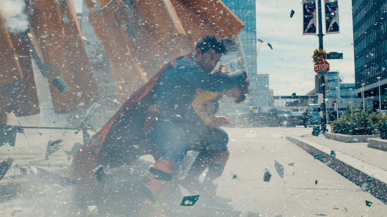 Supeman sauve une fille de la chute de débris à Superman