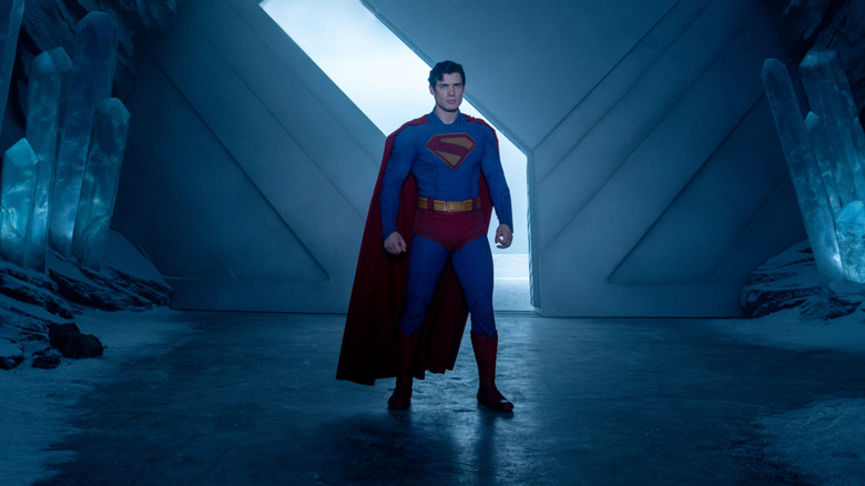 Superman debout devant la forteresse de Solitude Door à Superman