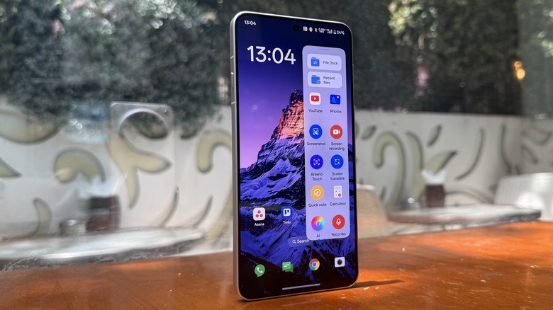 OnePlus 13s sur une table.