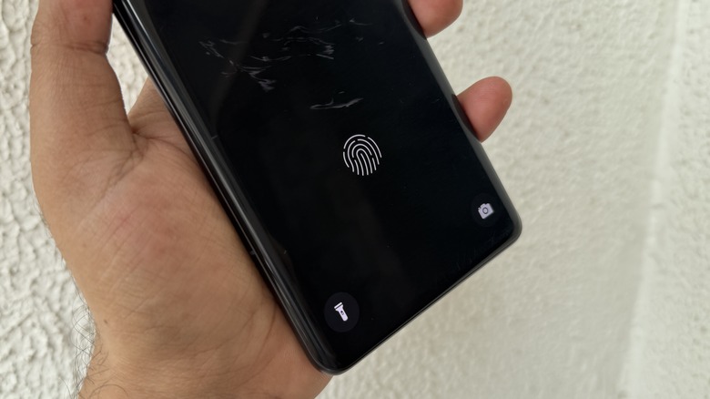 Capteur d'empreintes digitales dans un téléphone sur un téléphone OPPO.