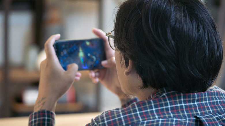 Une personne jouant un jeu mobile